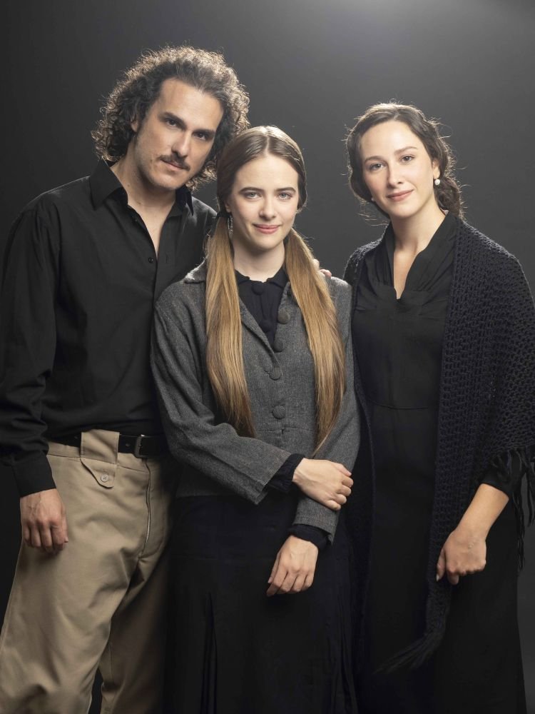 Στο επίκεντρο της αφήγησης βρίσκονται η πορεία του από τα Ανώγεια και την Κρήτη της Κατοχής, μέχρι τις μπουάτ της Αθήνας