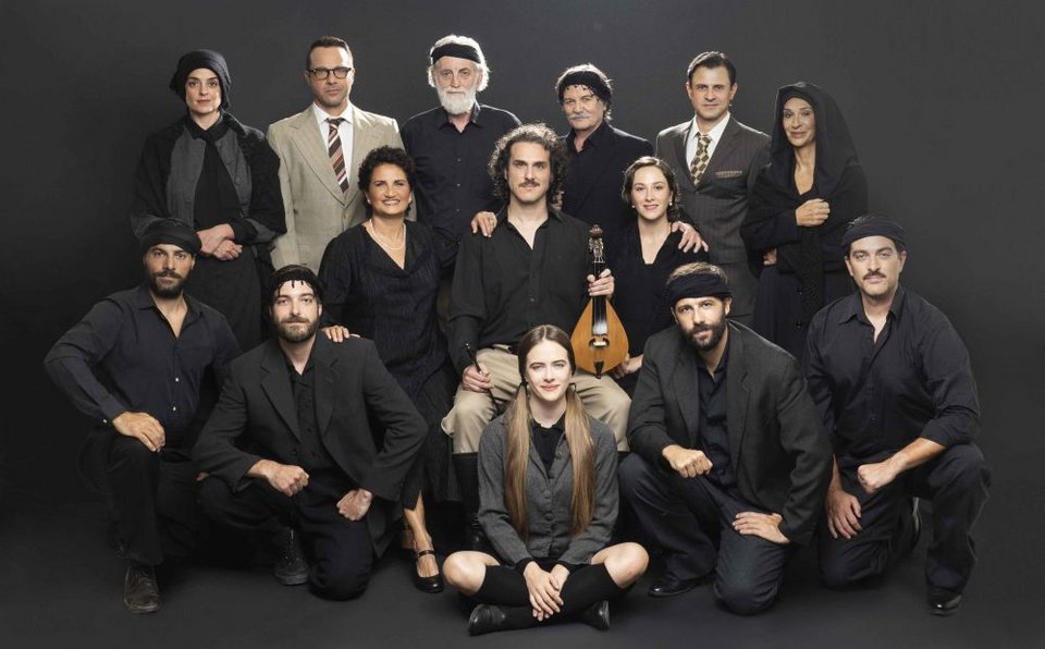 Μια υψηλών αξιώσεων παραγωγή, η οποία φιλοξενείται στο Θέατρο ΗΒΗ, με τη σκηνοθετική υπογραφή του Νικορέστη Χανιωτάκη. Παίζουν: Αλκηστις Πρωτοψάλτη, Αιμιλιανός Σταματάκης, Μιχάλης Αεράκης,  Γιάννης Ασκάρογλου,  Ξανθή Γεωργίου, Νίκος Γκέλια, Γιάννης Καλαντζόπουλος, Γιάννης Μαθές, Μέμος Μπεγνής, Λίζυ Ξανθοπούλου, Ελευθερία Πάλλα, Γιάννης Πέτρου, Αναστασία Τσιλιμπίου