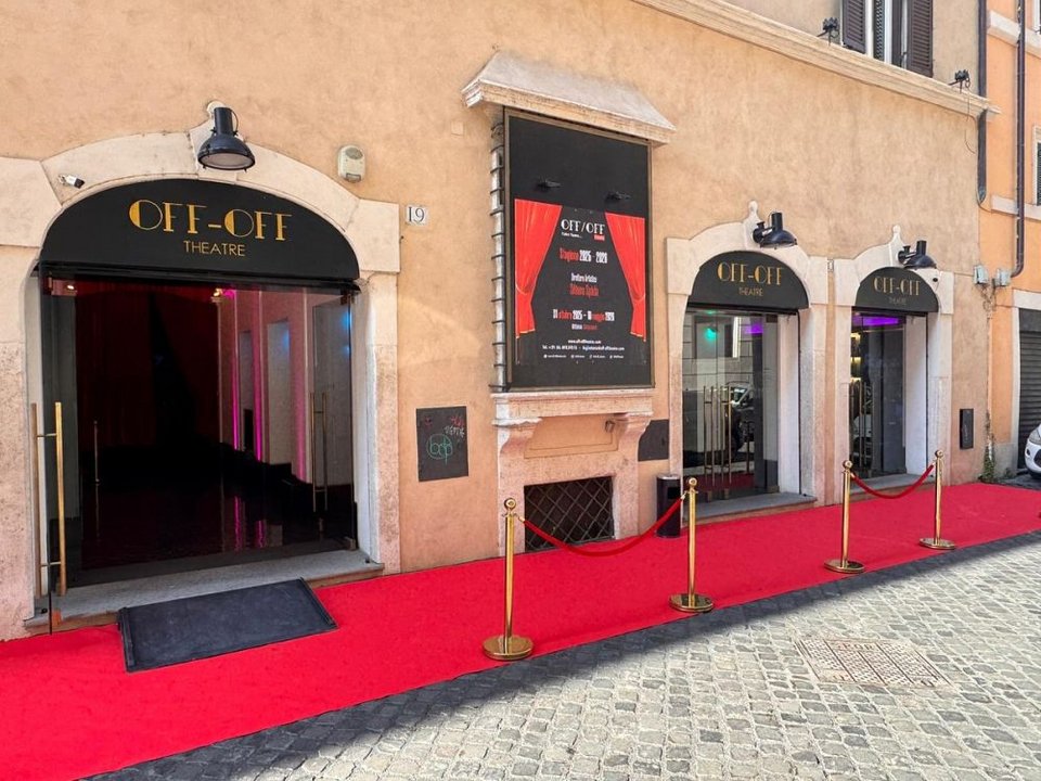 Για πρώτη φορά ελληνική παράσταση εντάσσεται στο ρεπερτόριο του ιστορικού ιταλικού θεάτρου OFF/OFF THEATRE στη διάσημη πλατεία Campo de' Fiori στο κέντρο της Ρώμης