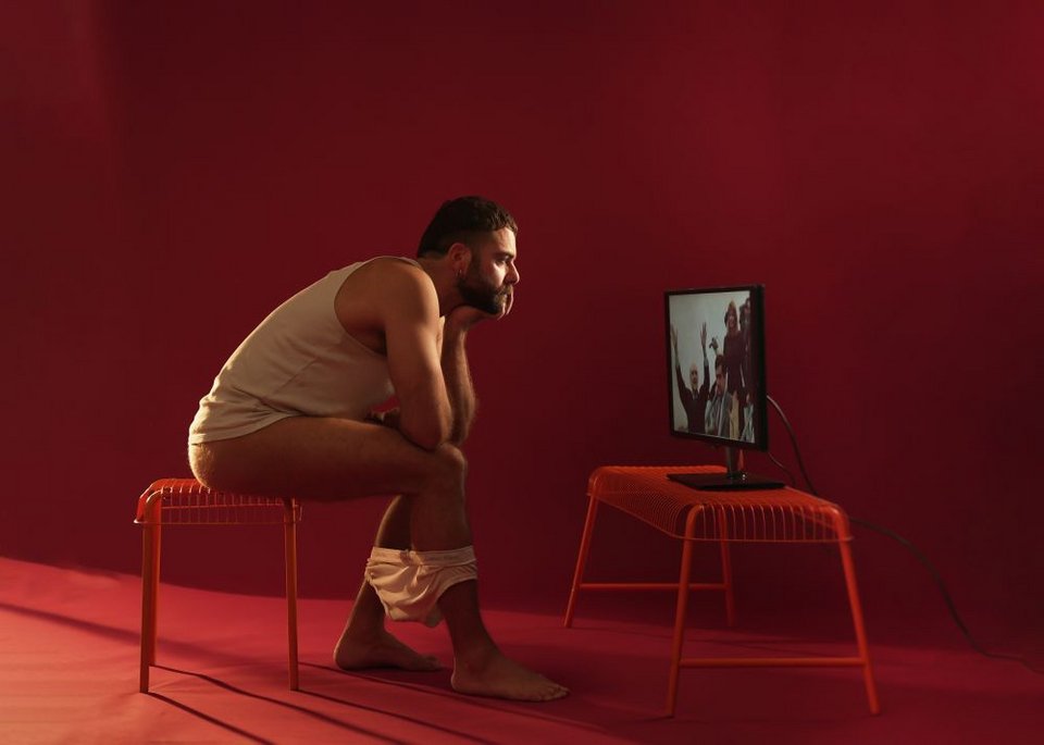 O Βασίλης Βηλαράς επιστρέφει με την «Εκδίκηση του Φώτη», μια σόλο παράσταση