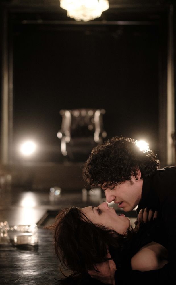 Ερωτισμός, αλκοόλ, μια ατμόσφαιρα θριλερικής γοητείας υπό το φως ενός επικείμενου φονικού