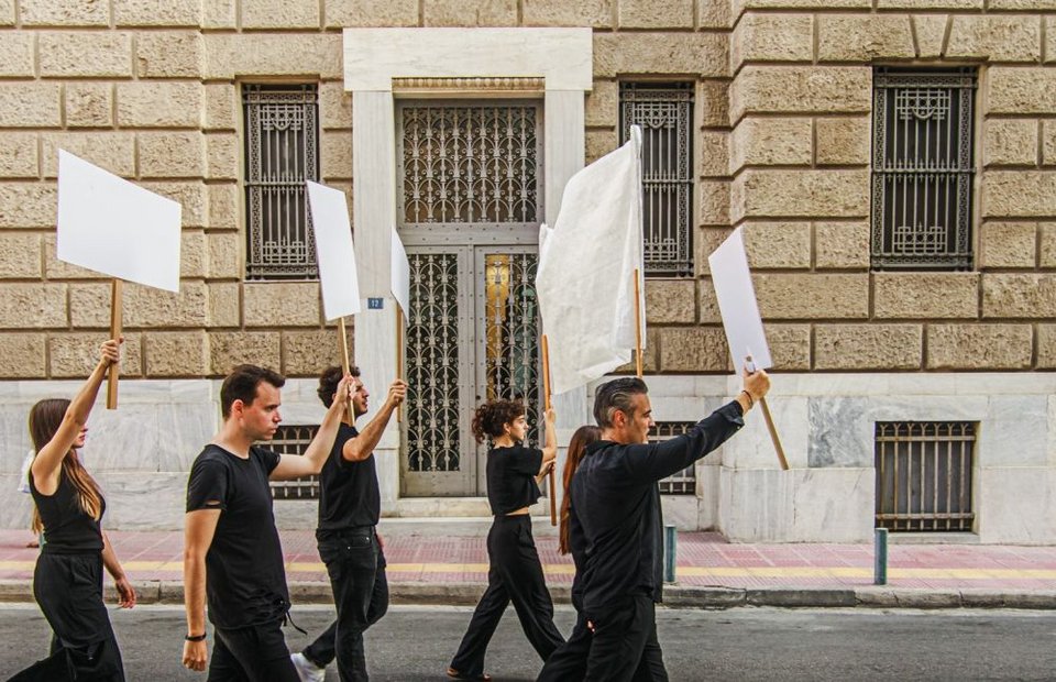 Μια πρωτότυπη σκηνική σύνθεση-δράση που επιθυμεί να συνδέσει τη θεατρική   σκηνή με τον τρόπο που αντιλαμβανόμαστε και ασκούμε τη Δημοκρατία σήμερα
