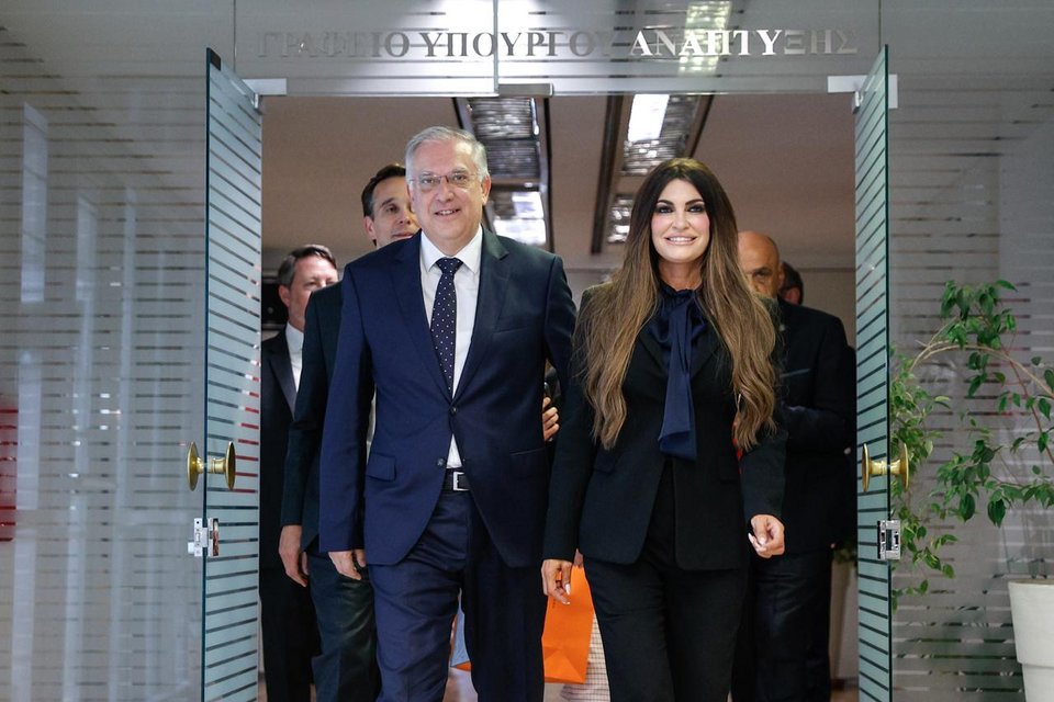 Ο υπουργός Ανάπτυξης Τάκης Θεοδωρικάκος με την πρέσβη των ΗΠΑ Κίμπερλι Γκίλφοϊλ