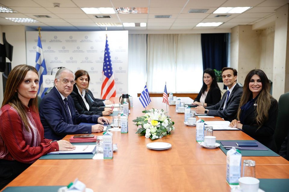 Η συνάντηση στο υπουργείο Ανάπτυξης ανάμεσα στον Τάκη Θεοδωρικάκο και την πρέσβη των ΗΠΑ Κίμπερλι Γκιλφόιλ