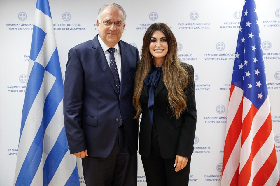 Ο υπουργός Ανάπτυξης Τάκης Θεοδωρικάκος με την πρέσβη των ΗΠΑ Κίμπερλι Γκίλφοϊλ