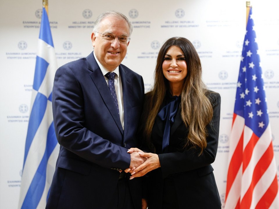 Ο υπουργός Ανάπτυξης Τάκης Θεοδωρικάκος με την πρέσβη των ΗΠΑ Κίμπερλι Γκίλφοϊλ