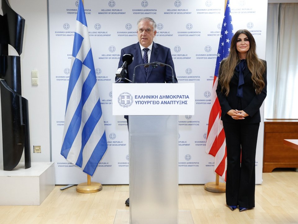 Ο υπουργός Ανάπτυξης Τάκης Θεοδωρικάκος με την πρέσβη των ΗΠΑ Κίμπερλι Γκίλφοϊλ