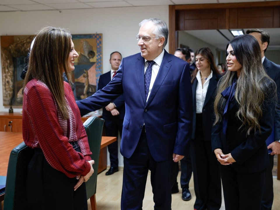 Ο υπουργός Ανάπτυξης Τάκης Θεοδωρικάκος με την πρέσβη των ΗΠΑ Κίμπερλι Γκίλφοϊλ και συνεργάτιδά του