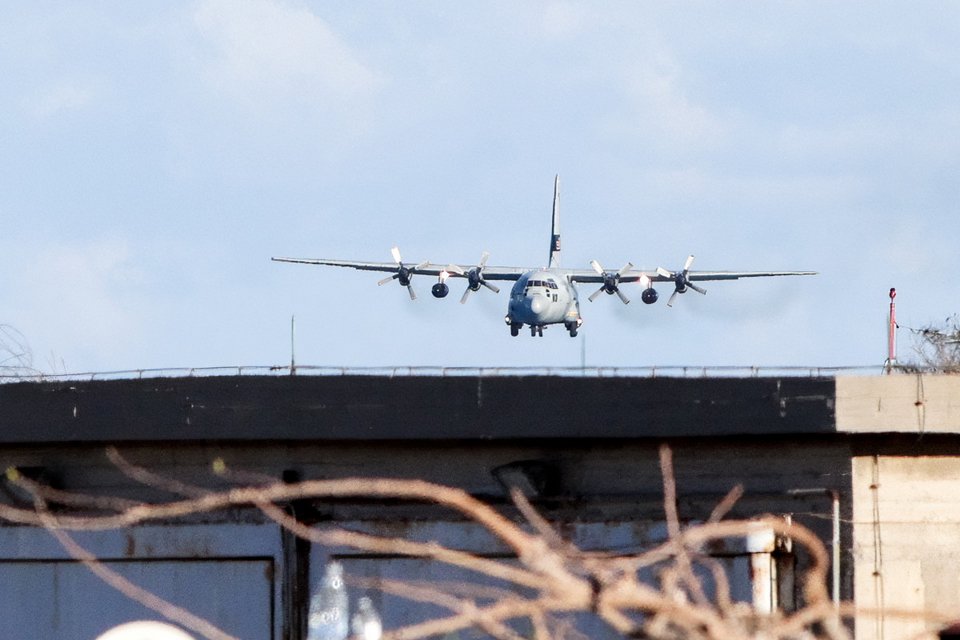 Αεροπλάνο C-130 μεταφέρει τη σωρό του αδικοχαμένου ΕΠΟΠ / Φωτογραφία EUROKINISSI  