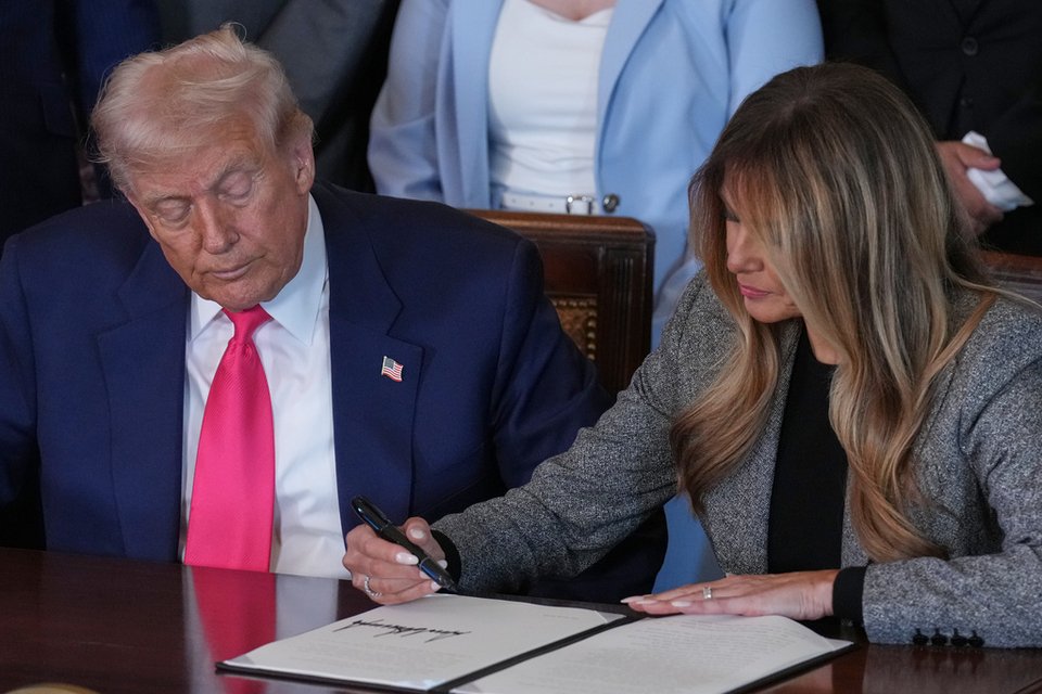 Η «πρώτη κυρία» υπογράφει το προεδρικό διάταγμα υπό το βλέμμα του συζύγου της /ApPhotos