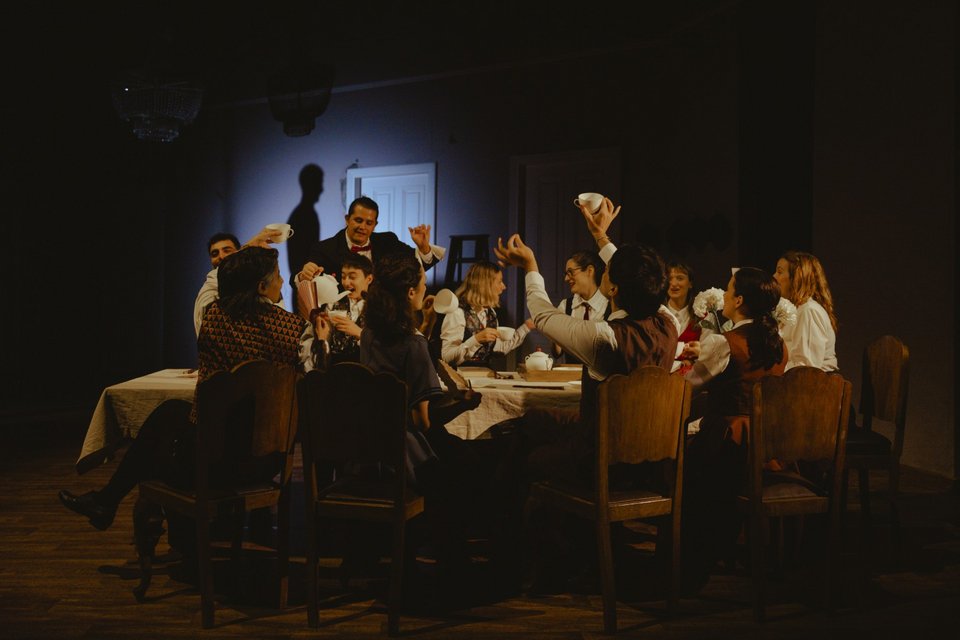 Οι Περιπέτειες της Αλίκης στη Χώρα των Θαυμάτων, η νέα παράσταση της Παιδικής Σκηνής του Εθνικού στο Ολύμπια, Δημοτικό Μουσικό Θέατρο «Μαρία Κάλλας», γίνεται προσβάσιμη σε όλους.