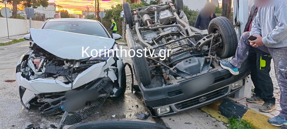 Τροχαίο ατύχημα με ανατροπή οχήματος κι εγκλωβισμό επιβατών στο Ζευγολατιό /korinthostv