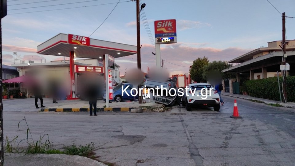 Τροχαίο ατύχημα με ανατροπή οχήματος κι εγκλωβισμό επιβατών στο Ζευγολατιό /korinthostv