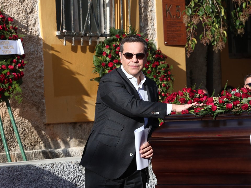 Ο Αλέξης Τσίπρας αφήνει ένα λουλούδι στο φέρετρο του Αλ. Φλαμπουράρη -Φωτογραφία: ΓΙΑΝΝΗΣ ΠΑΝΑΓΟΠΟΥΛΟΣ/EUROKINISSI