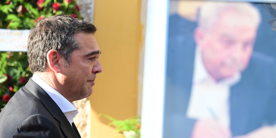 Ο Αλέξης Τσίπρας βούρκωσε στον επικήδειο για τον Αλέκο Φλαμπουράρη