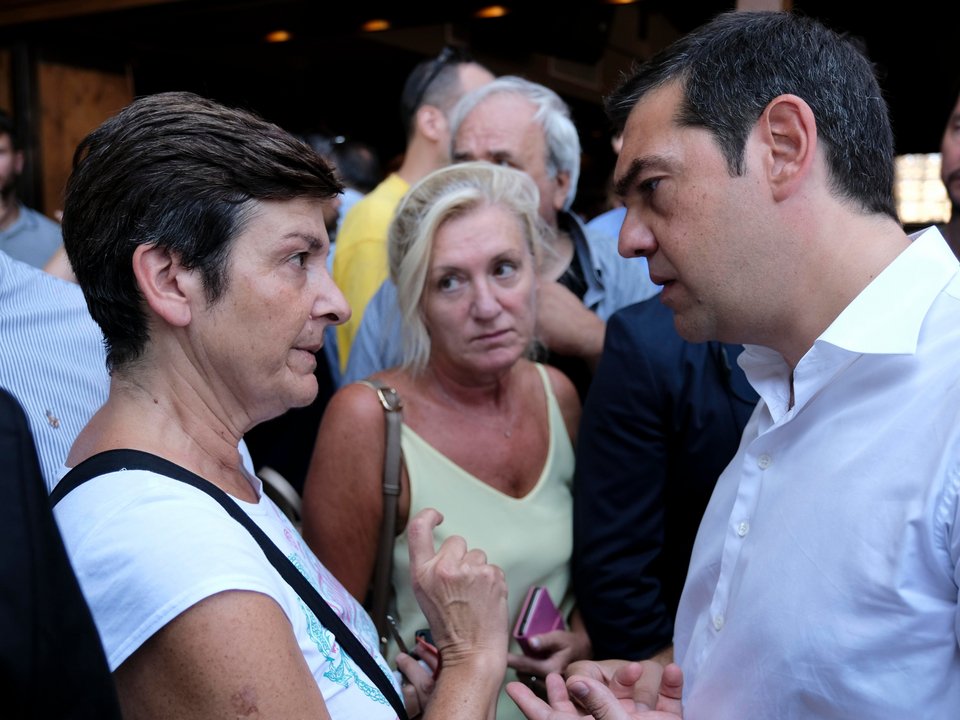 Ο Αλέξης Τσίπρας με κατοίκους στο Μάτι, το 2018 / Φωτογραφία: INTIME NEWS / ΛΙΑΚΟΣ ΓΙΑΝΝΗΣ