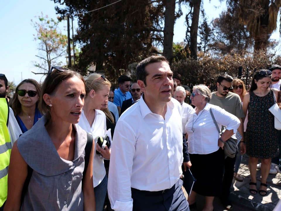 Ο Αλέξης Τσίπρας με κατοίκους στο Μάτι, το 2018 / Φωτογραφία: INTIME NEWS / ΛΙΑΚΟΣ ΓΙΑΝΝΗΣ