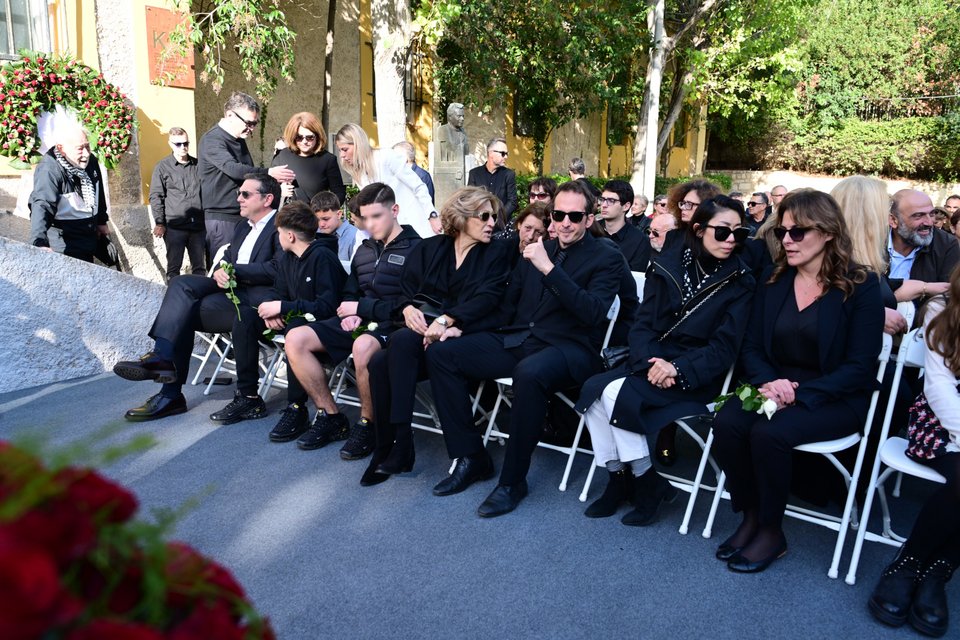 Ο Αλέξης Τσίπρας με τα παιδιά του και την οικογένεια του Αλέκου Φλαμπουράρη