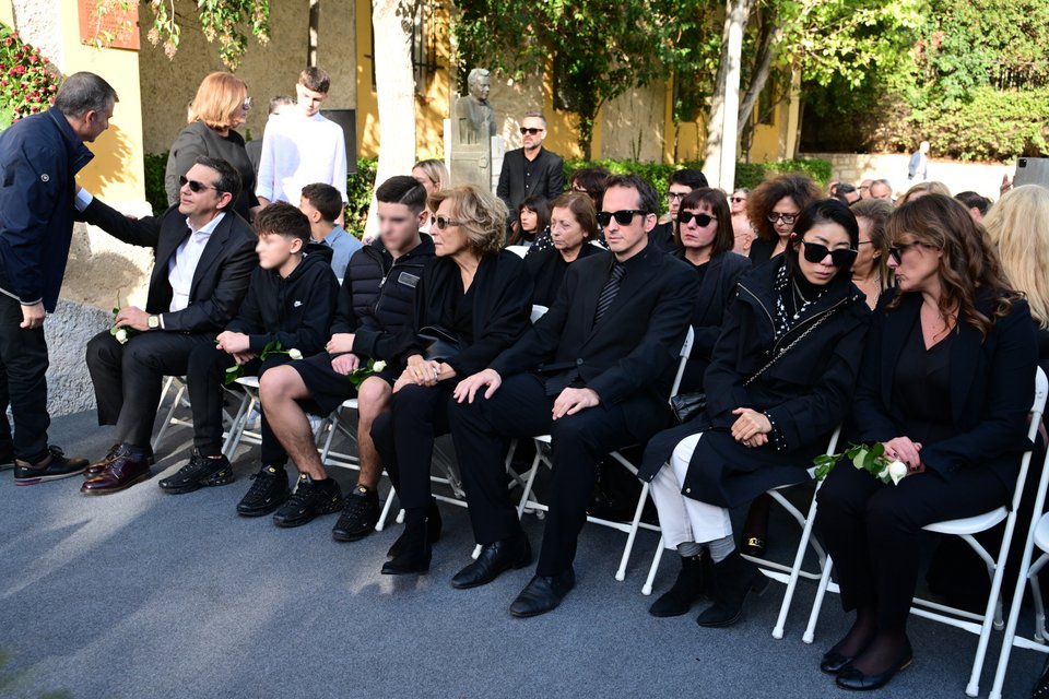 Ο Αλέξης Τσίπρας με τα παιδιά του και την οικογένεια του Αλέκου Φλαμπουράρη