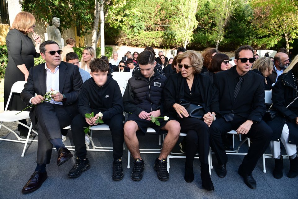 Ο Αλέξης Τσίπρας με τα παιδιά του και την οικογένεια του Αλέκου Φλαμπουράρη