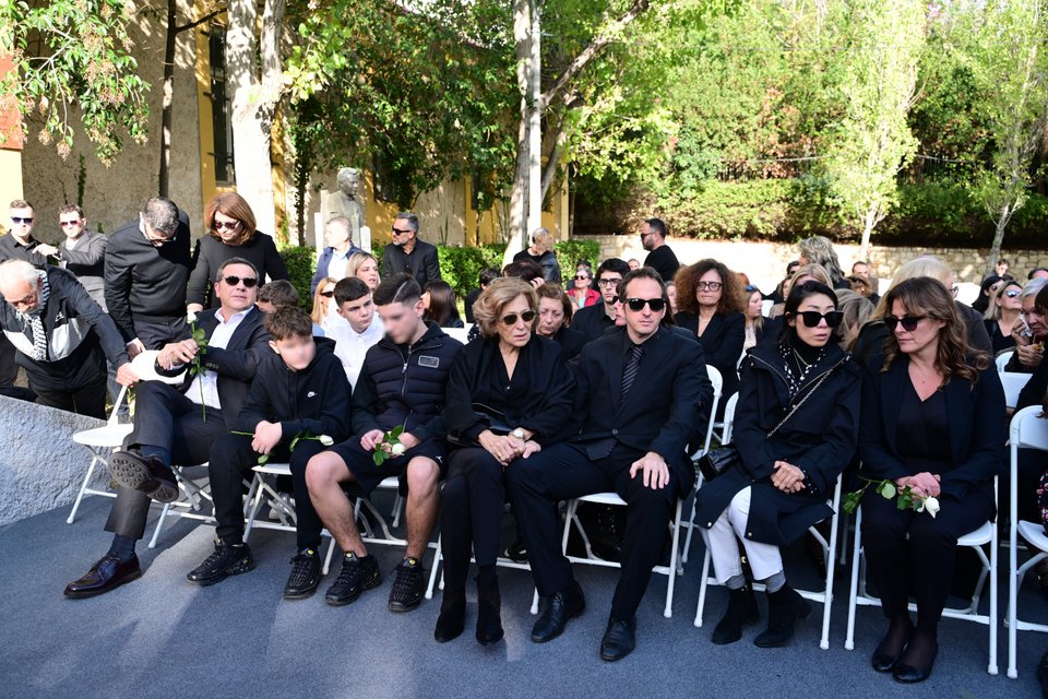 Ο Αλέξης Τσίπρας με τα παιδιά του και την οικογένεια του Αλέκου Φλαμπουράρη