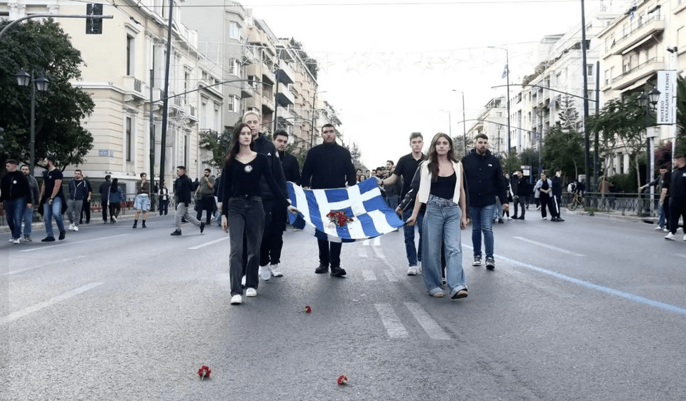 Η Κατερίνα Γεννηματά -Τσούνη, πρώτη με τη μαύρη μπλούζα, κρατάει τη σημαία του Πολυτεχνείου με το αριστερό της χέρι