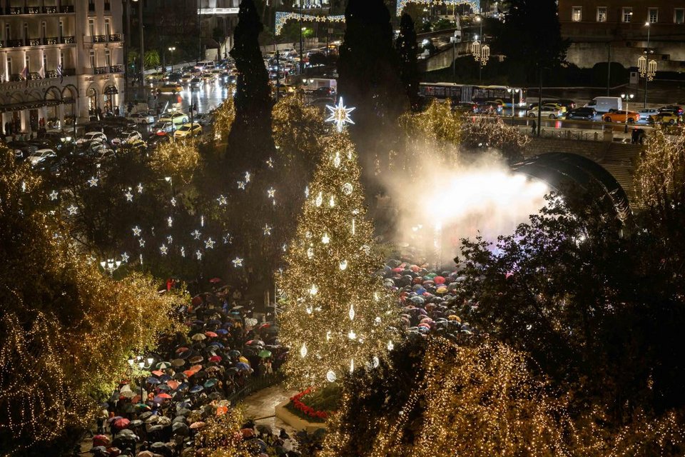 Παρά τον βροχερό καιρό, πλήθος κόσμου βρέθηκε στη λαμπερή εκδήλωση 