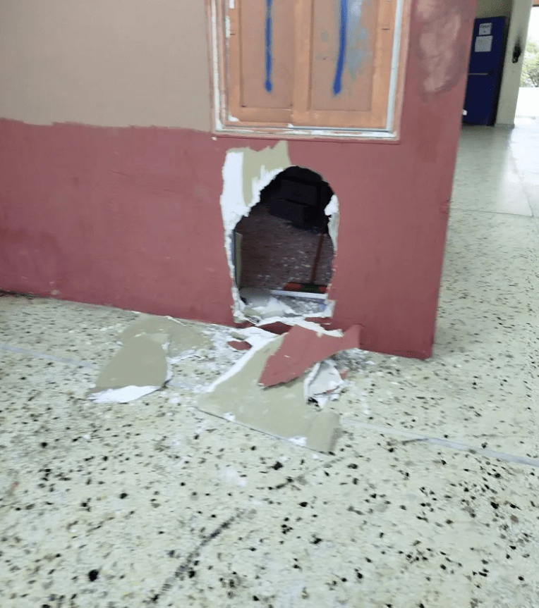 Σοβαρές φθορές σε σχολικά συγκροτήματα του δήμου Καλαμαριάς στη Θεσσαλονίκη προκάλεσαν τις τελευταίες ημέρες νεαρά άτομα σπάζοντας τζάμια και καταστρέφοντας σχολικό εξοπλισμό