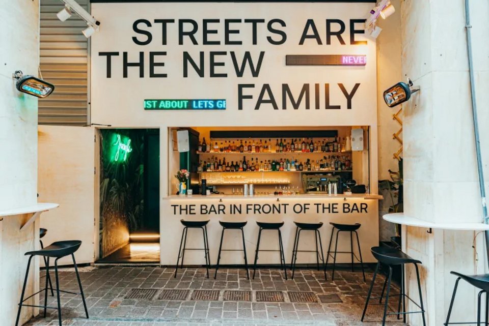 Το Bar in front of the bar