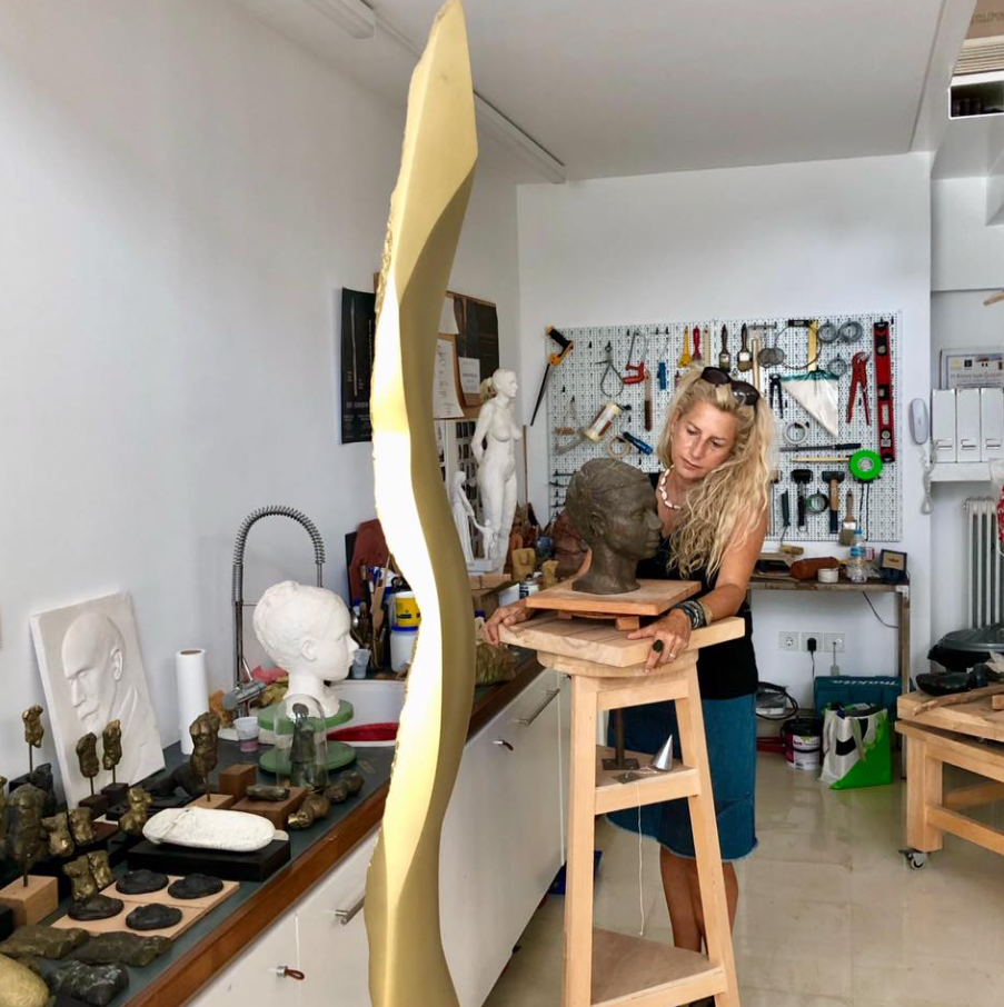 Η Βενια Δημητρακοπούλου στο εργαστήριο 