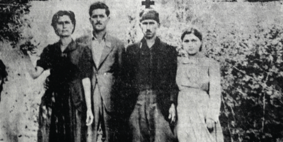 Ο δασονόμος με την οικογένειά του. Ο δασονόμο είναι ο άνθρωπος που πίσω του φαίνεται ένας σταυρός. Είναι ο άνθρωπος που δολοφονήθηκε πρώτες και ξεκίνησε το μακελειό