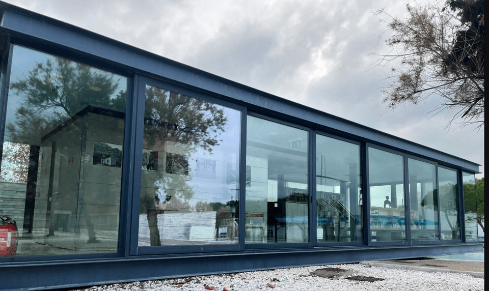 Η Γυάλινη Δημοτική Βιβλιοθήκη που βρίσκεται στον Κήπο των Γλυπτών, στη Νέα Παραλία Θεσσαλονικης 