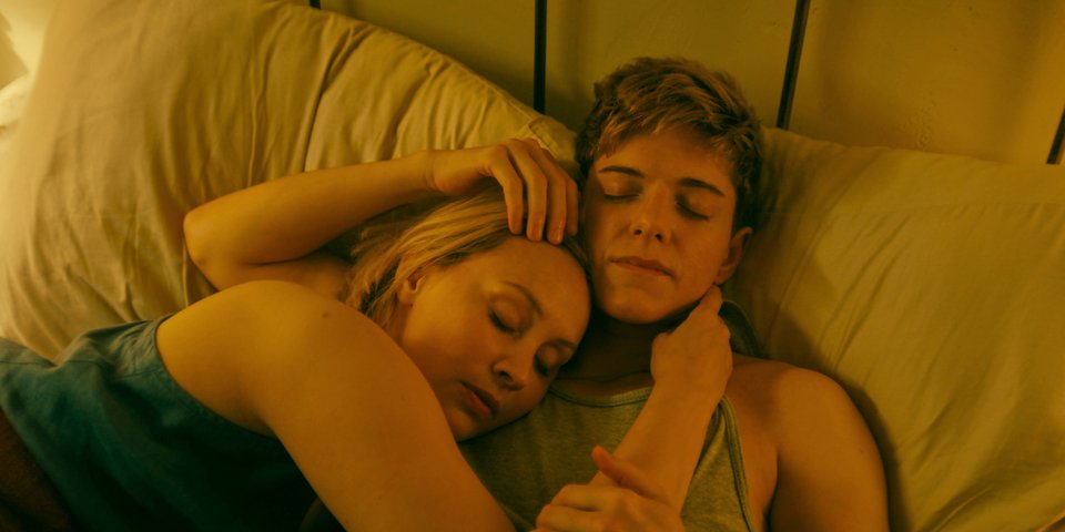 Η Σάρα Γκάντον (αριστερά) και η Μέι Μάρτιν σε μια σκηνή από τη σειρά «Wayward» 