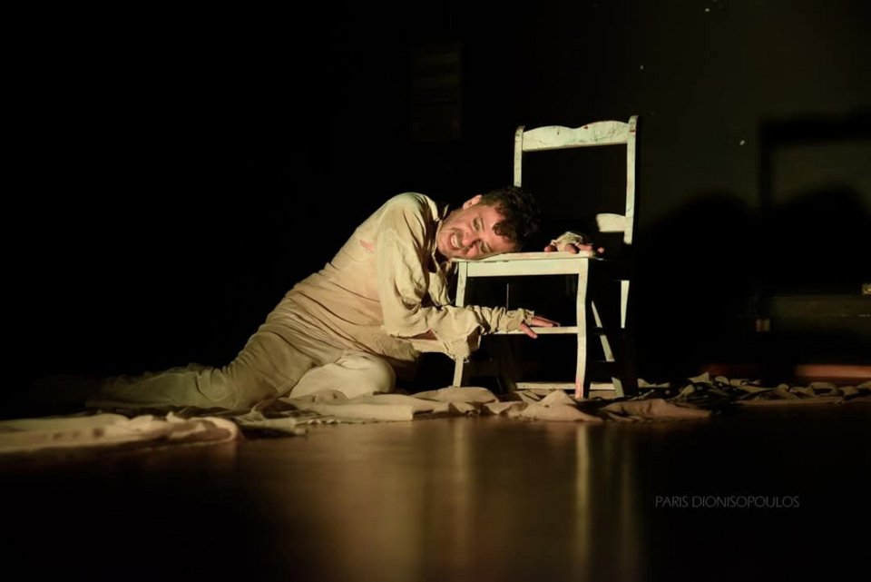 Γιώργης Κοντοπόδης για τον Γιαννούλη Χαλεπά στον μονόλογο «Κοιμώμενος Χαλεπάς, ο σαλός άγιος» στο θέατρο Μικρός Κεραμεικός