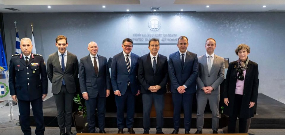 Στη συνάντηση παρέστησαν, επίσης, Υψηλόβαθμα Στελέχη της Κυβέρνησης της Έσσης και Αξιωματούχοι της Γερμανικής Κυβέρνησης 