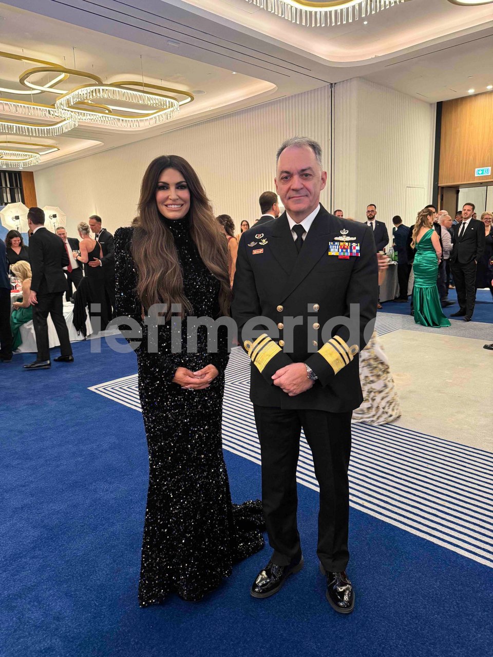 Η Κίμπερλι Γκιλφόιλ με τον αρχηγό ΓΕΝ Δημήτρη Κατάρα