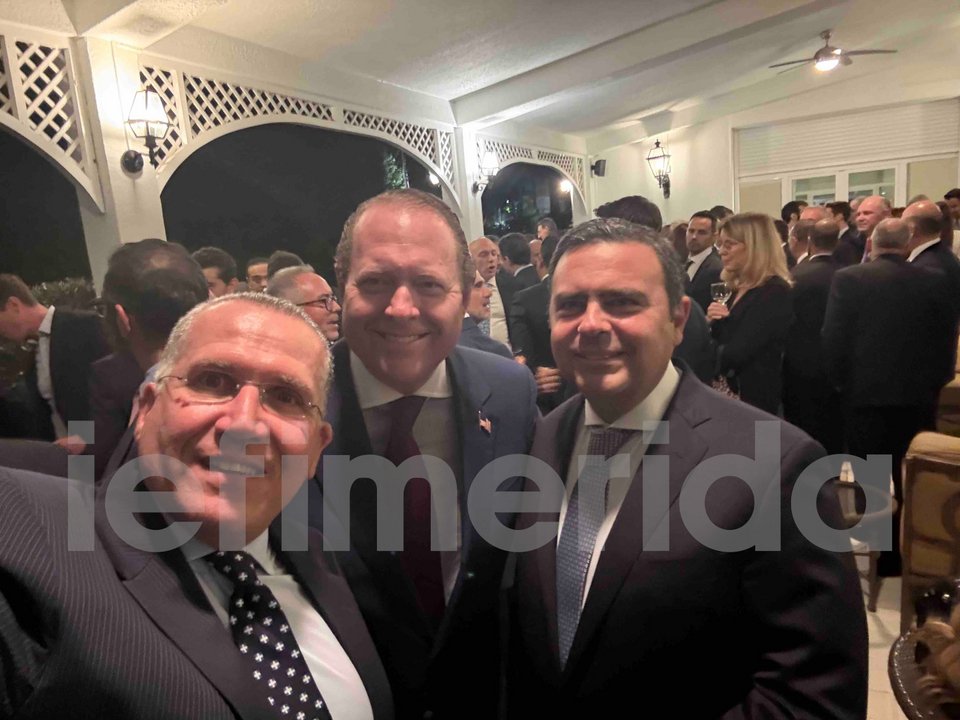 Ο Τζέντρι Μπιτς στο κέντρο, στη δεξίωση στην οικία της Αμερικανής πρέσβειρας την περασμένη Τετάρτη, πριν από την έναρξη του ενεργειακού φόρουμ. Αριστερά και δεξιά του ο Γιάννης Χορόζογλου, σύμβουλος επιχειρήσεων, και ο Πέτρος Μαχάς, δικηγόρος, πρώην πρόξενος της Ελλάδας στο Μονακό