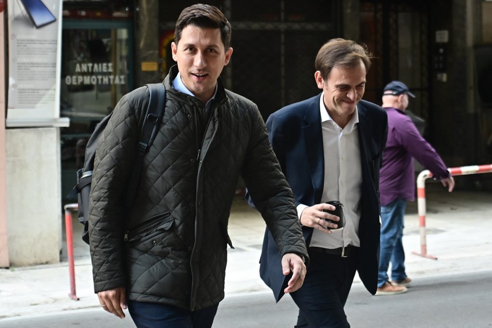 Παύλος Χρηστίδης και Δημήτρης Μάντζος προσέρχονται στη συνεδρίαση της ΠΓ της ΚΟΕΣ -Φωτογραφία: ΚΩΣΤΑΣ ΤΖΟΥΜΑΣ/EUROKINISSI