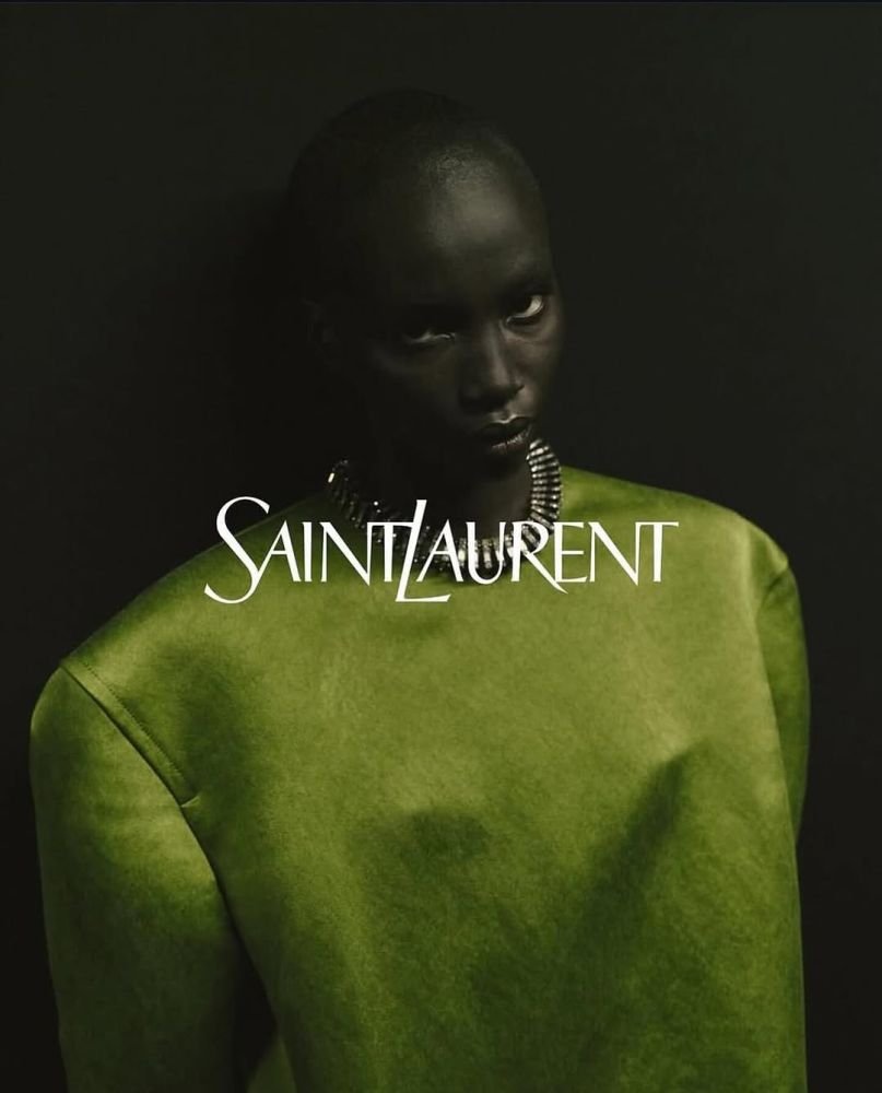 Tο σούπερ μόντελ, πρωταγωνίστησε σε καμπάνιες του Saint Laurent