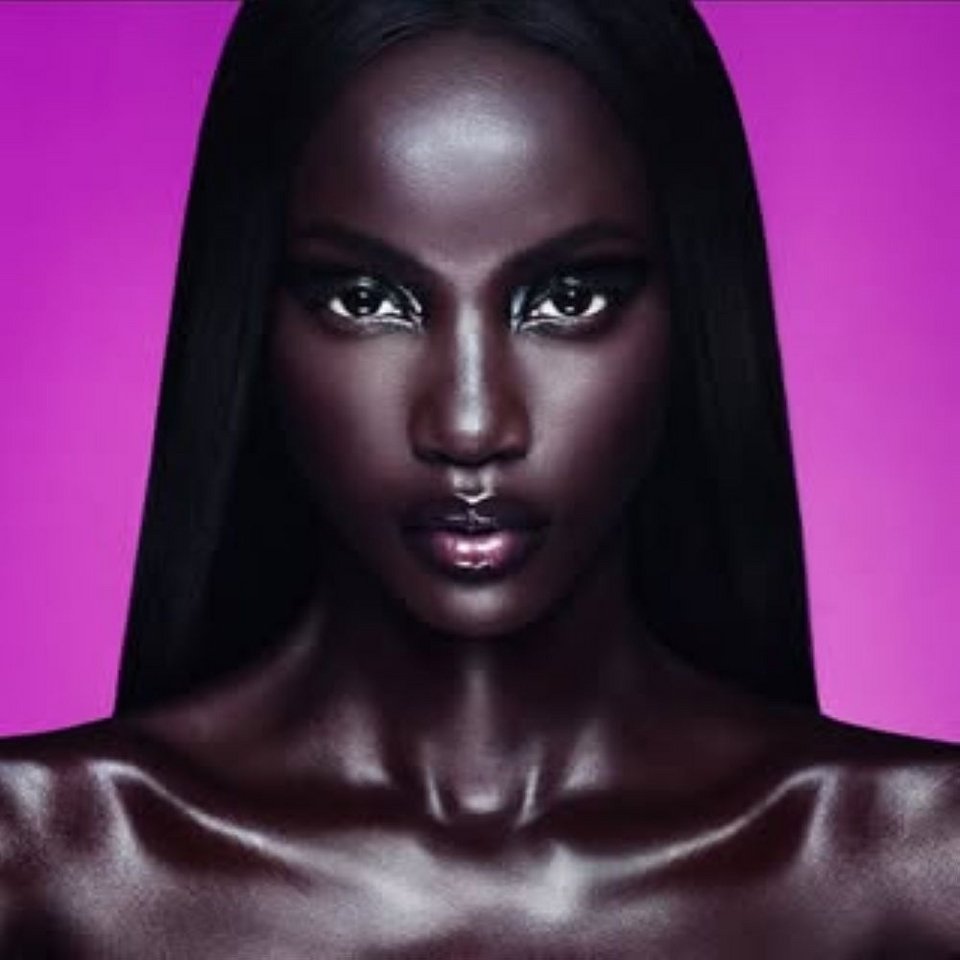 «Το ταξίδι μου -- από την Αίγυπτο στο Νότιο Σουδάν και στις ΗΠΑ -- είναι μία ιστορία ανθεκτικότητας και αλληλεγγύης» αναφέρει το μοντέλο