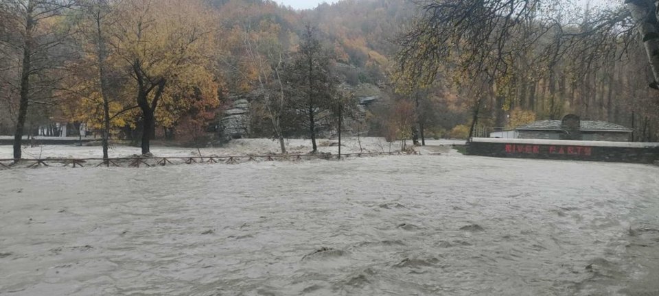 Υπερχείλισε ο ποταμός Αλιάκμονας στο σημείο όπου πραγματοποιούνται οι εκδηλώσεις του River Party 