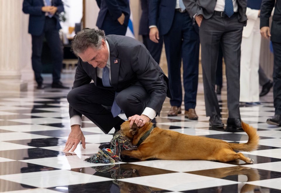 O υπουργός Εσωτερικών των ΗΠΑ χαϊδεύει τον Πίνατ στο Μαξίμου 