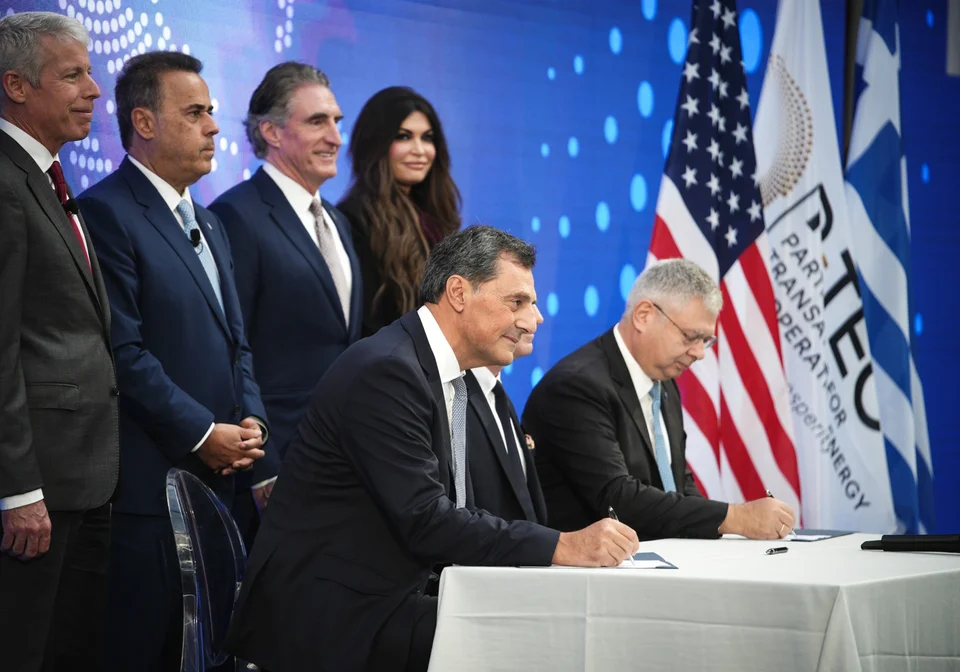 Οι εκπρόσωποι των τριών εταιρειών, ο υπουργός Ενέργειας Σταύρος Παπασταύρου, οι Αμερικανοί υπουργοί Εσωτερικών και Ενέργειας και η Κίμπερλι Γκίλφοϊλ