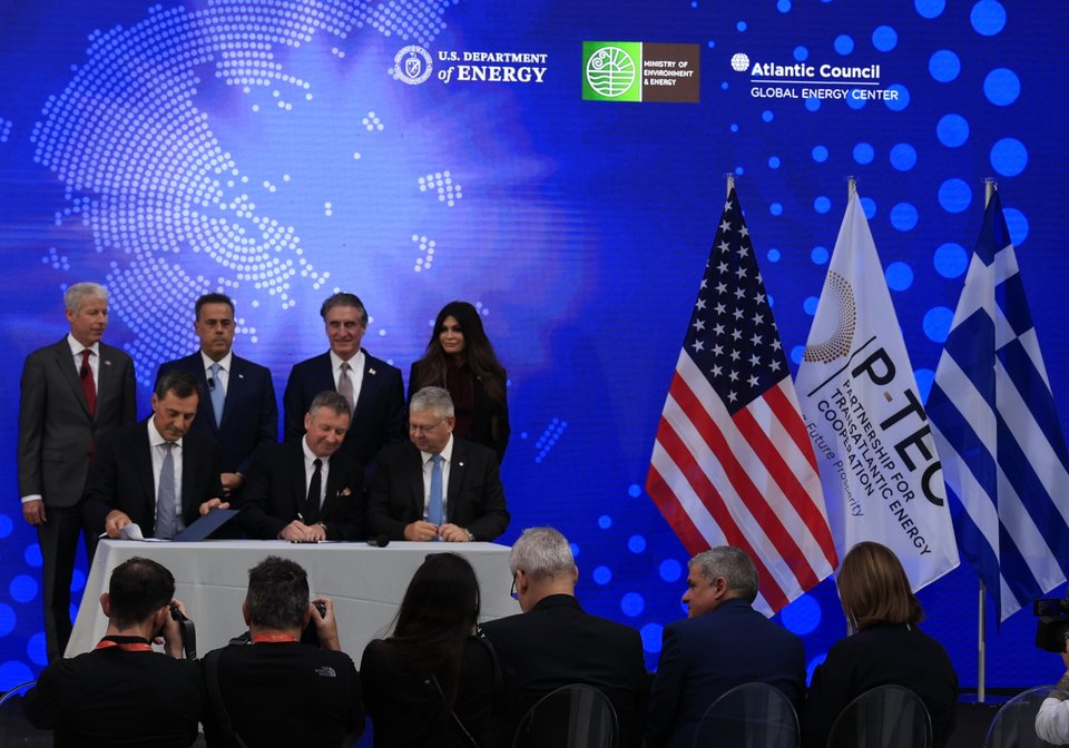 Οι εκπρόσωποι των τριών εταιρειών, ο υπουργός Ενέργειας Σταύρος Παπασταύρου, οι Αμερικανοί υπουργοί Εσωτερικών και Ενέργειας και η Κίμπερλι Γκίλφοϊλ