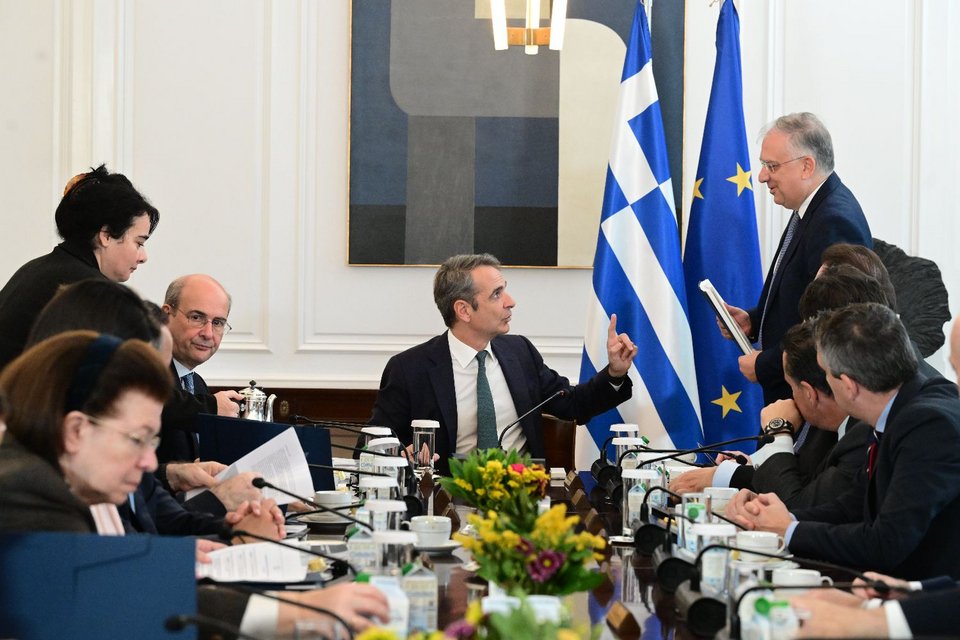 Ο πρωθυπουργός συνομιλεί με τον υπουργό Ανάπτυξης Τάκη Θεοδωρικάκο