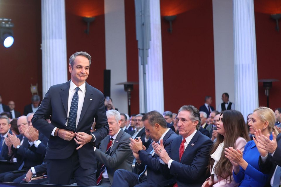 Ο Κυριάκος Μητσοτάκης ανεβαίνοντας στο βήμα του ομιλητή