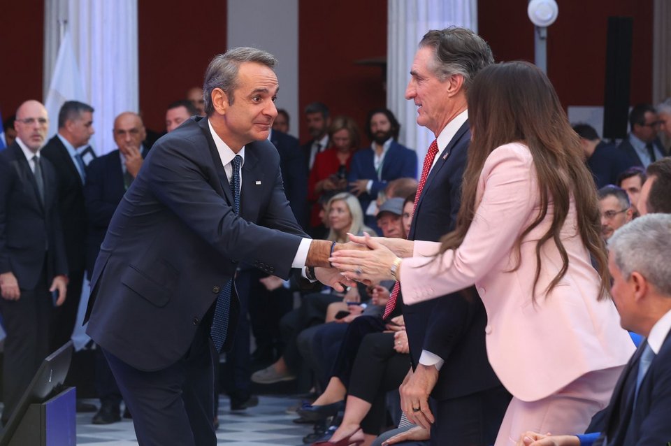 Ο πρωθυπουργός με τον Αμερικανό υπουργό Εσωτερικών Νταγκ Μπέργκαμ και την Κίμπερλι Γκίλφοϊλ