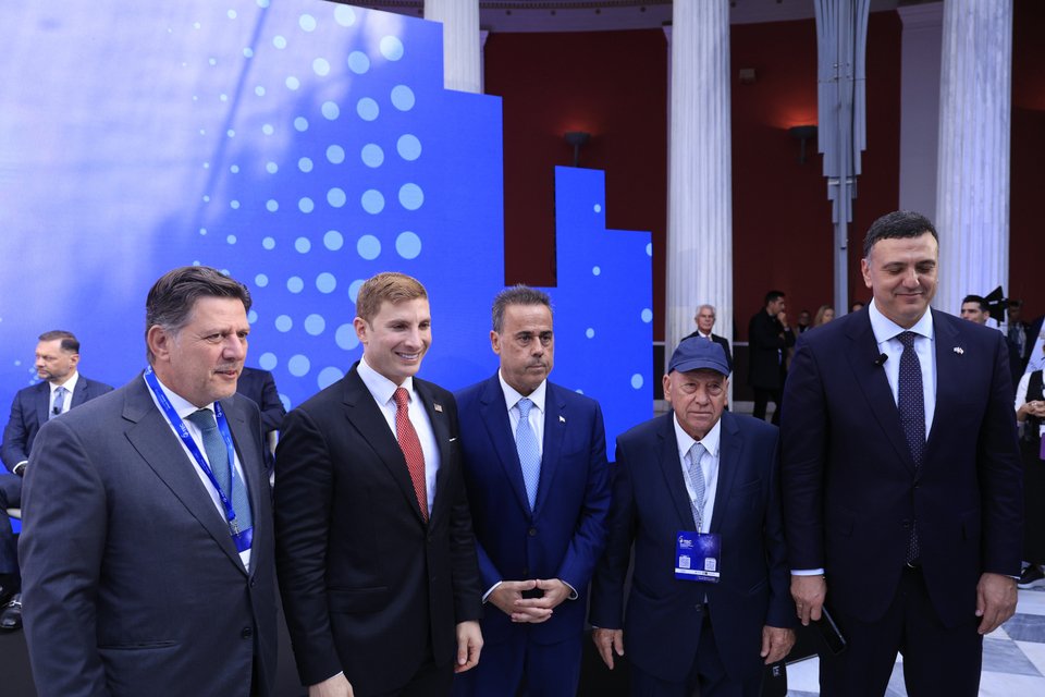 Ο Μιλτιάδης Βαρβιτσιώτης, διευθύνων σύμβουλος των Ναυπηγείων Σκαραμαγκά, ο υφυπουργός Εξωτερικών των ΗΠΑ, Τζέικομπ Χέλμπεργκ, ο υπουργός Ενέργειας Σταύρος Παπασταύρου, ο εφοπλιστής Γιώργος Προκοπίου, ο υπουργός Ναυτιλίας Βασίλης Κικίλιας / Φωτογραφία: ΓΙΩΡΓΟΣ ΚΟΝΤΑΡΙΝΗΣ/EUROKINISSI