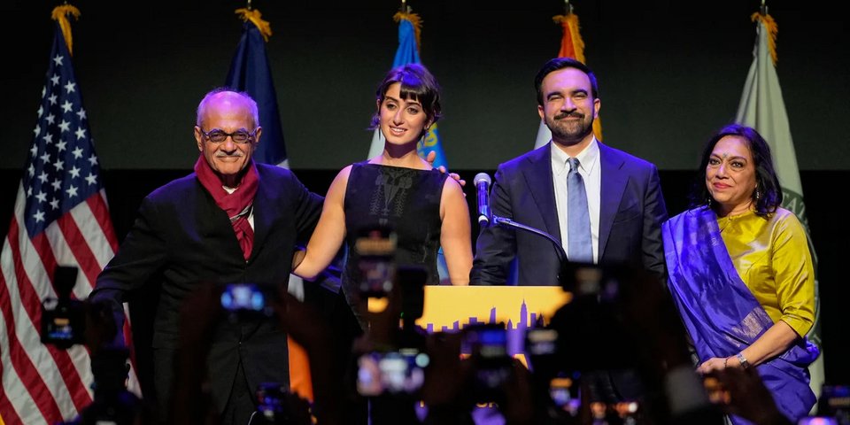  Ο Ζόχραν Μαμντάνι με τη σύζυγό του και τους γονείς του 