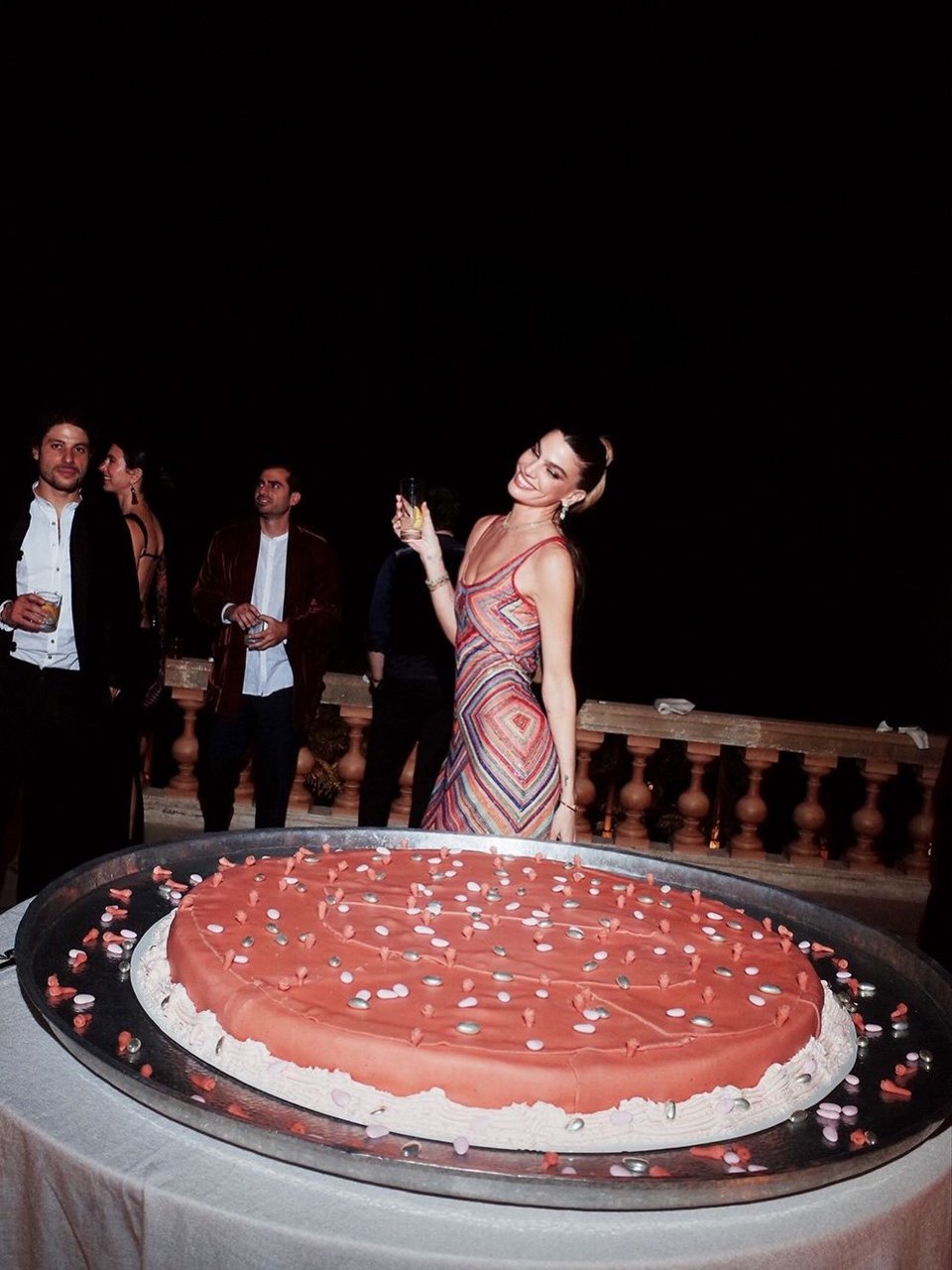 Η Μπιάνκα Μπραντολίνι ποζάρει με την τούρτα